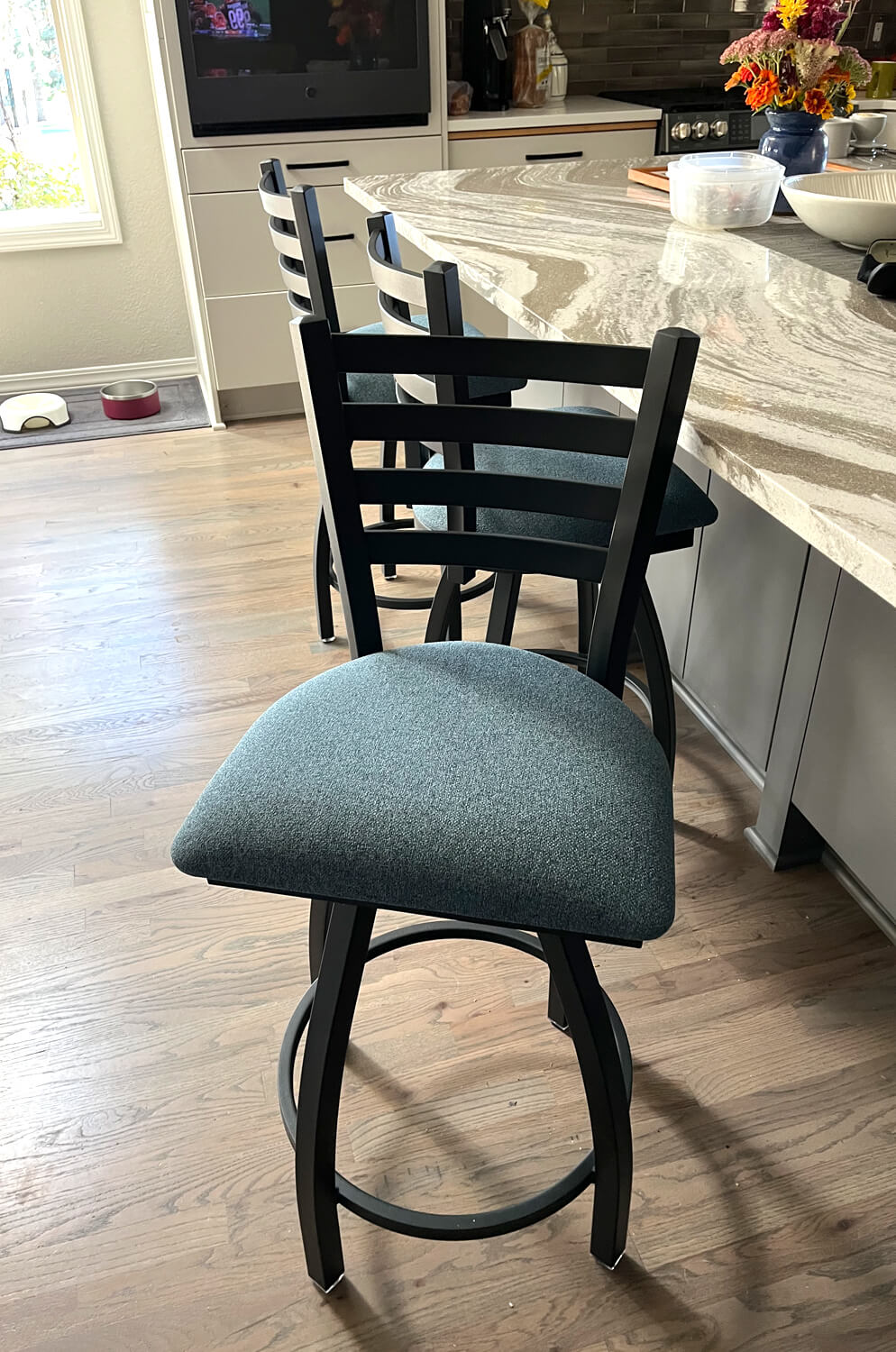 Holland 410 Jackie 2 – 25" Swivel Counter Stool | Black Frame + Vinyl